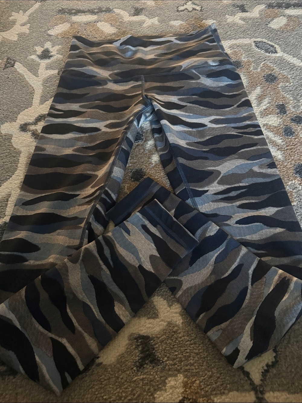 Lululemon wunder under coast camo deep leggings size 10 (30”) no flwas
